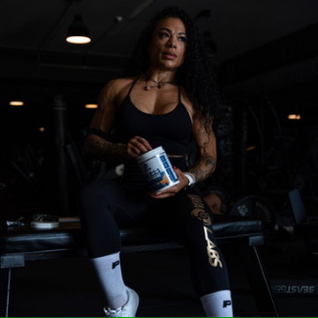 Catia en leggings noirs en salle